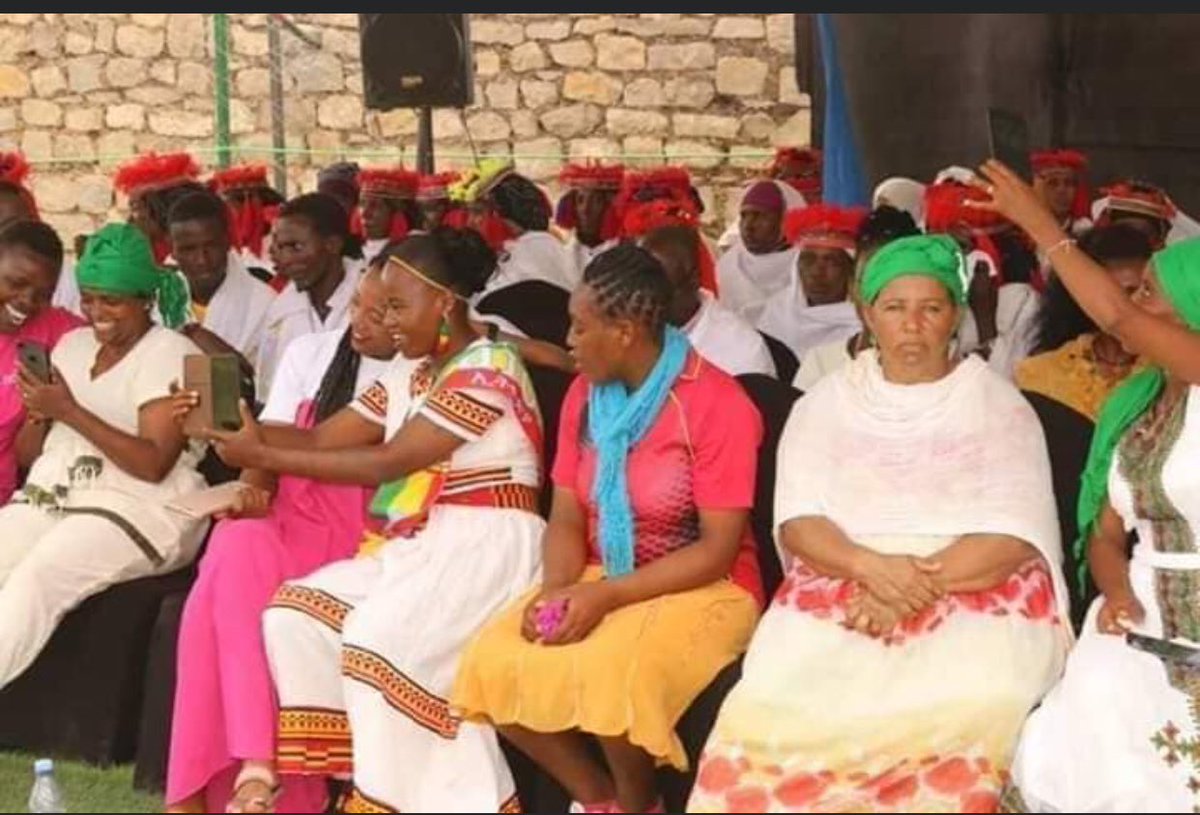 OAbraar's tweet photo. FARMAAJO OO BAYDHABO KOONFUR GALBEED KU DARAY ITOOBIYA?Maalinta Haweenka Ethiopia oo lagu xusay Baydhabo wallee Somaliya meel kaley u socotaa. @M_Farmaajo oo ka dhabeeyay inuu Somaliya ku darayo Itoobiya waa heshiiskii uu la galay Abiy Ahmed oo aan la horkenin Golaha Shacabka. 👇 https://t.co/VlLFGBm2c6