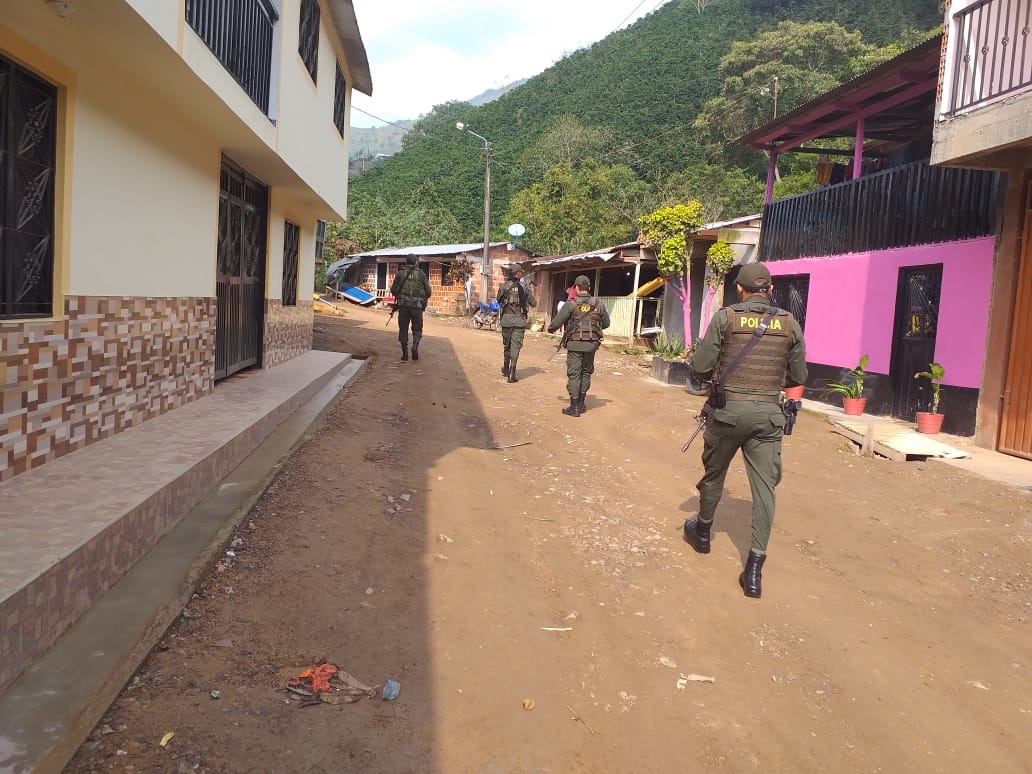 PoliciaNeiva's tweet photo. #SomosUnoSomosTodos en los corregimientos y veredas del área metropolitana de Neiva, nuestros uniformados al servicio de la comunidad con los planes de Registro y control para garantizar la seguridad de los ciudadanos. https://t.co/yoIhiJ8B6O