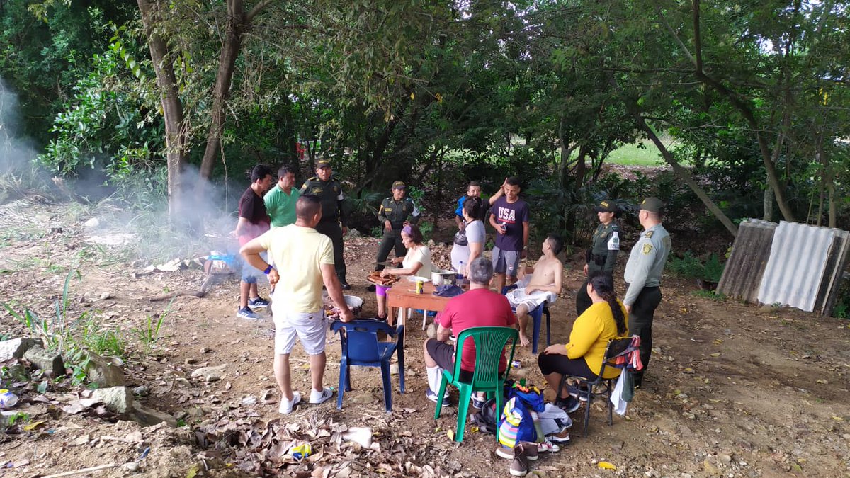 PoliciaNeiva's tweet photo. En el #Domingo conocedores de las actividades familiares de nuestros ciudadanos, con el grupo de Protección al Turismo y Patrimonio Nacional de la #PoliciaMetropolitanadeNeiva Realizamos actividades preventivas.
#SomosUnoSomosTodos https://t.co/WMxmESYOXq