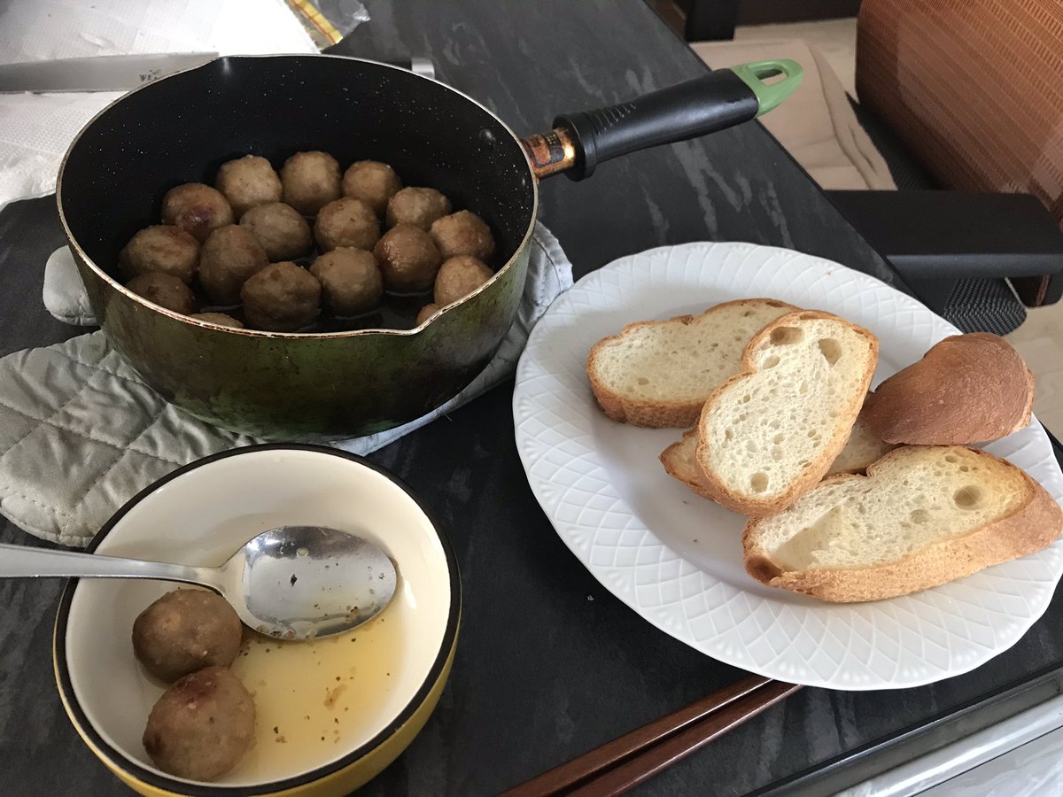 木元ハジメ フランスパンが残ったからアヒージョしよ って思ったら冷凍肉団子しかなく見た目があれなアヒージョになった 味は 良い