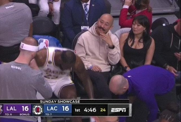 【影片】洛城德比她卻火了！鏡頭給足8秒特寫，詹姆斯身旁這位女球迷身材太火辣！-黑特籃球-NBA新聞影音圖片分享社區