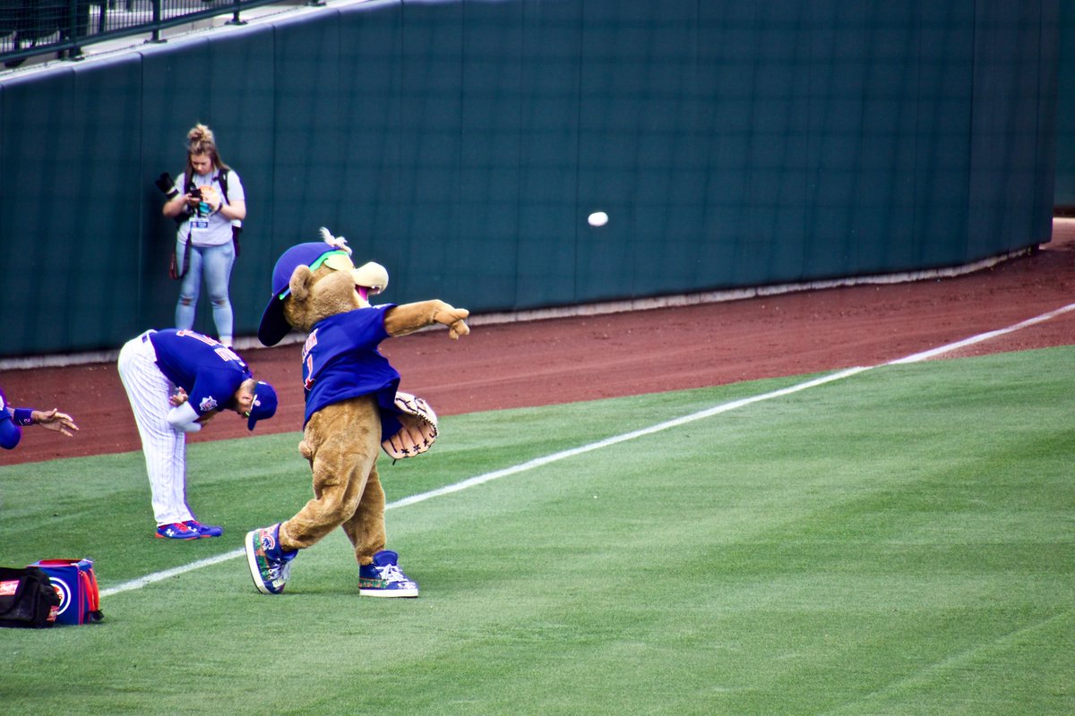 RoundingThirdMJ's tweet photo. Back in my comfort zone. Sloan Park for Diamondbacks vs. Cubs. I got to introduce Ken and @albinokid to one of my old high school pals, Christie, along with her amazing family. I haven't seen her mom in nearly 20 years. Plus we got to see an always fun game of pickle! https://t.co/TbnLnVZQwZ