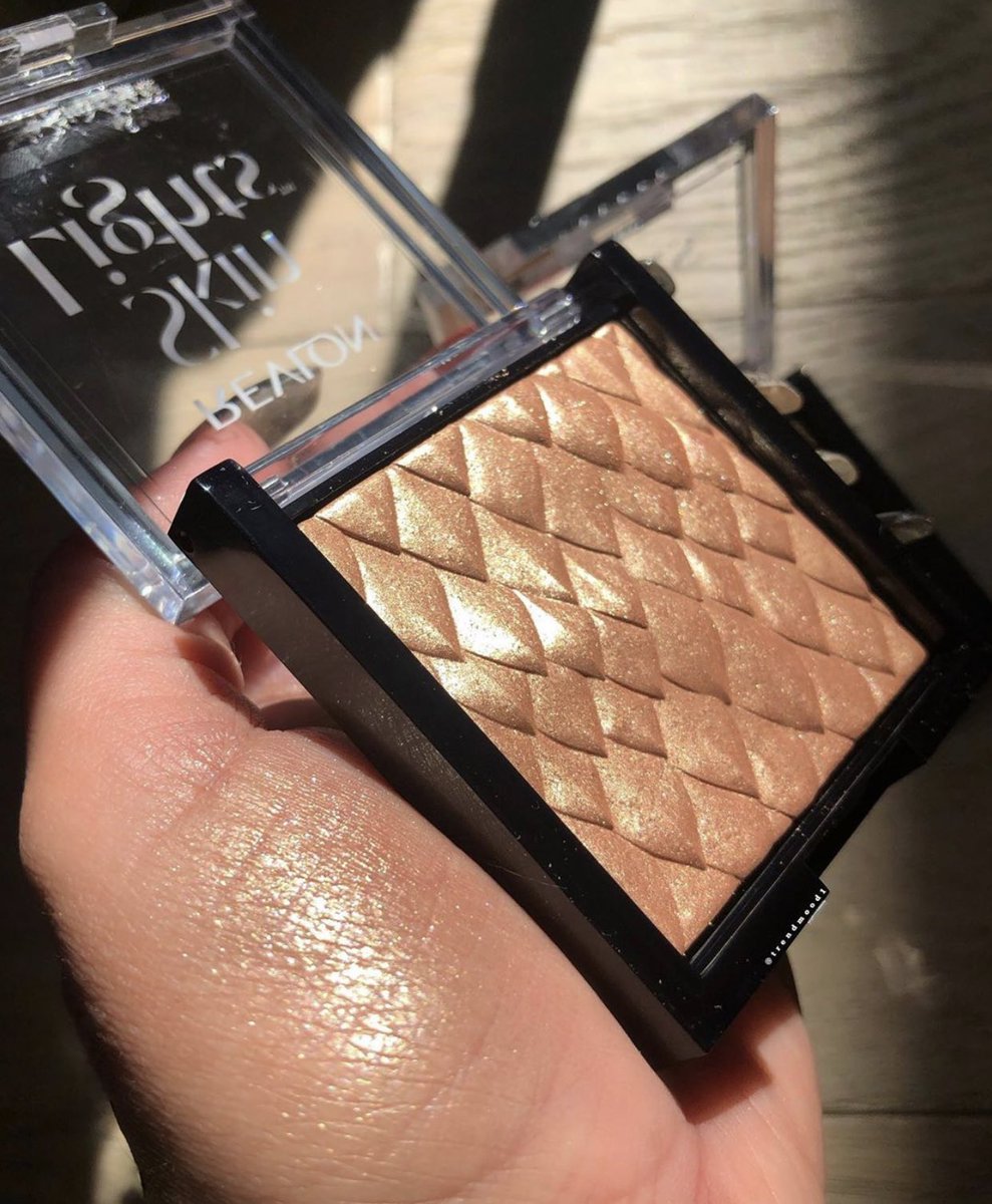 #Swatches ✨😍 Available Now! 🚨 LINK ▶️ bit.ly/2VRspwS online <a href="/ultabeauty/">Ulta Beauty</a> ✨☀️ Here comes the #GLOW New by <a href="/Revlon/">Revlon</a>
1. SkinLights Prismatic #Highlighter $11.99
2. SkinLights Prismatic Bronzer $11.99