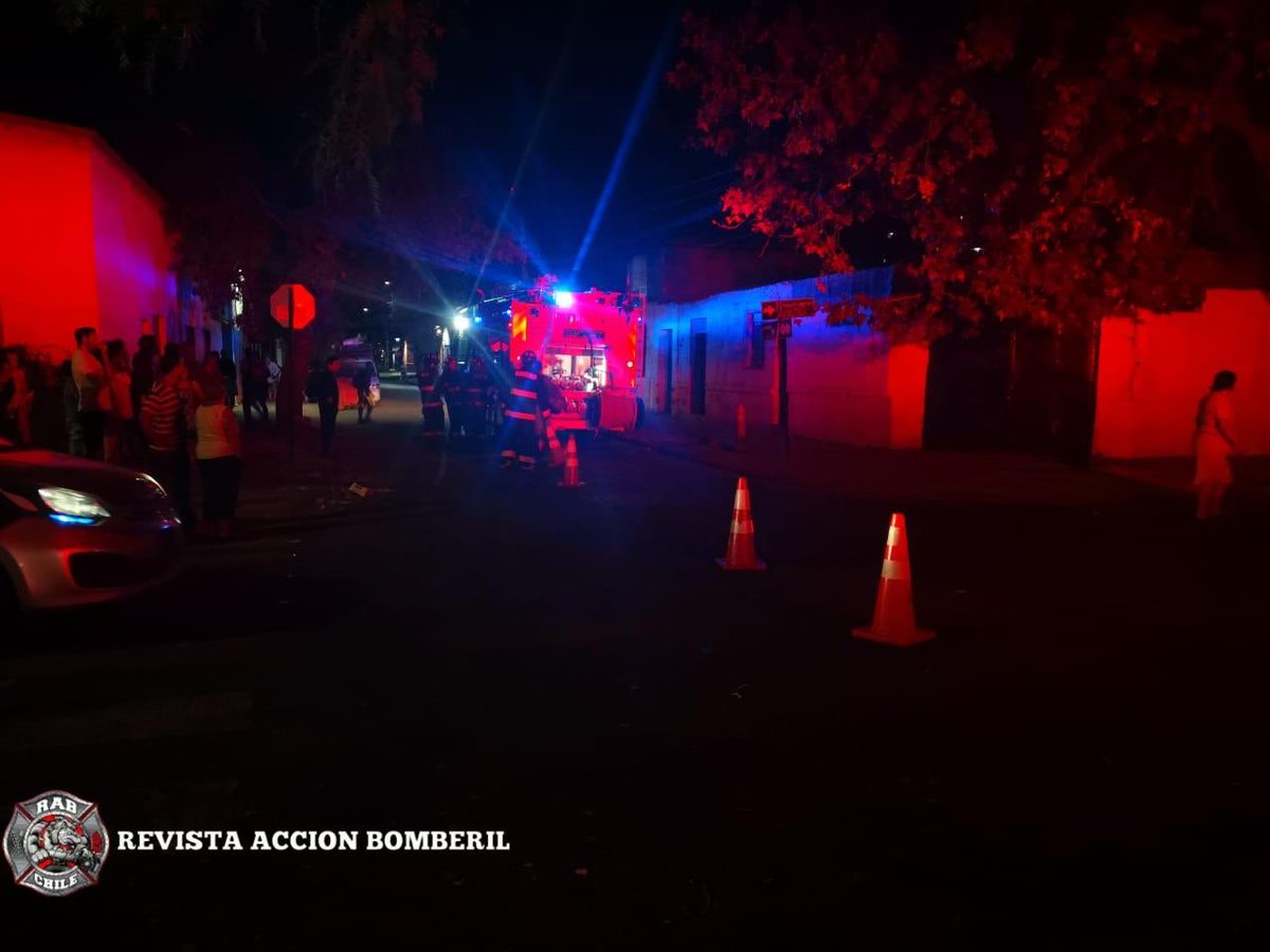 RABCHILE's tweet photo. 🚨BOMBEROS 🚨

Ahora #RAB12 se encuentra en 1O-0-1 () en .Calle Anganos / Calle Fuenzalida Urrejola

Unidades: B-4 B-3 Q-7

#RAB
#REVISTAACCIONBOMBERIL
#BOMBEROSDECHILE https://t.co/0SkyMr4Zn1