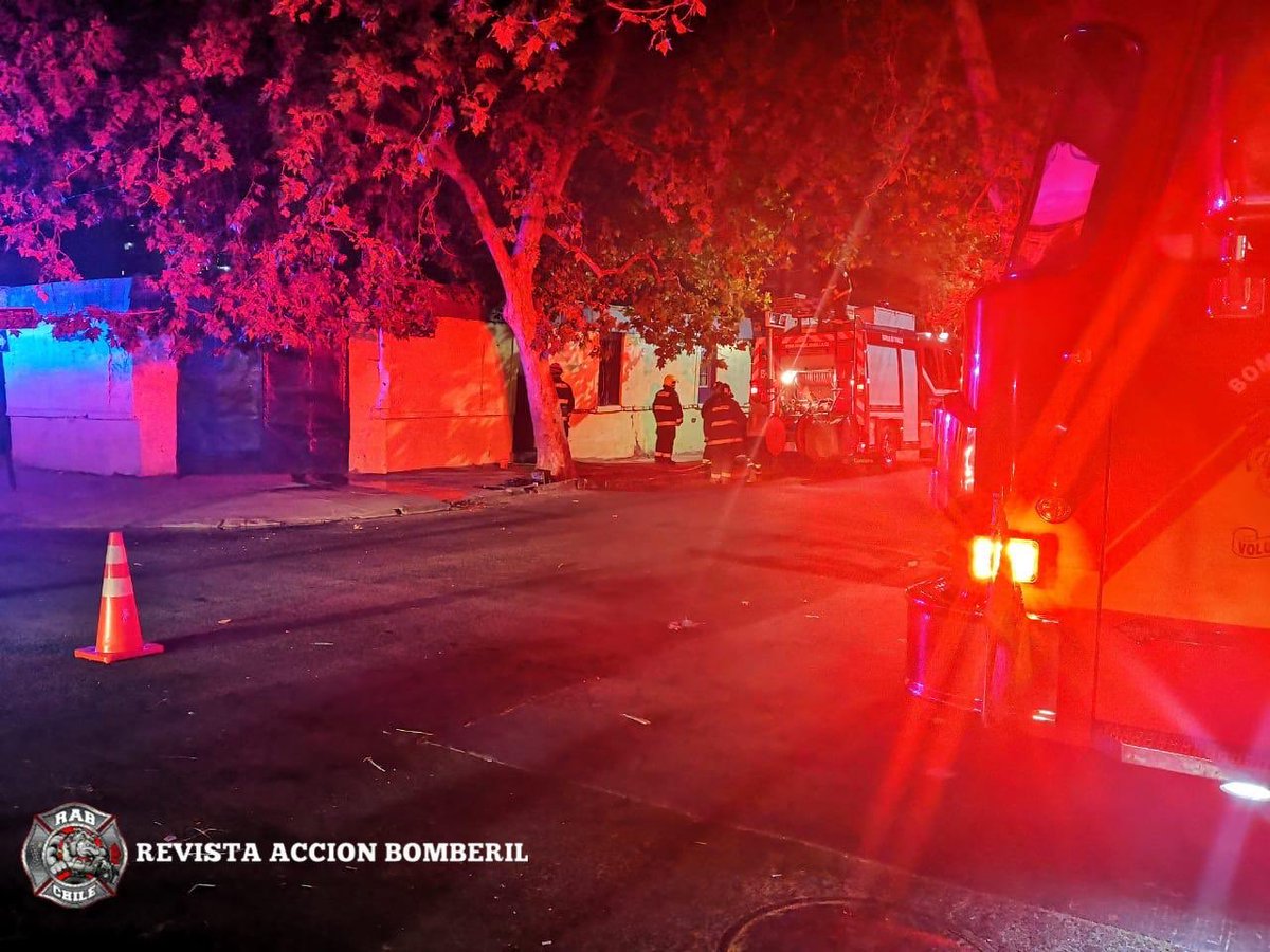 RABCHILE's tweet photo. 🚨BOMBEROS 🚨

Ahora #RAB12 se encuentra en 1O-0-1 () en .Calle Anganos / Calle Fuenzalida Urrejola

Unidades: B-4 B-3 Q-7

#RAB
#REVISTAACCIONBOMBERIL
#BOMBEROSDECHILE https://t.co/0SkyMr4Zn1