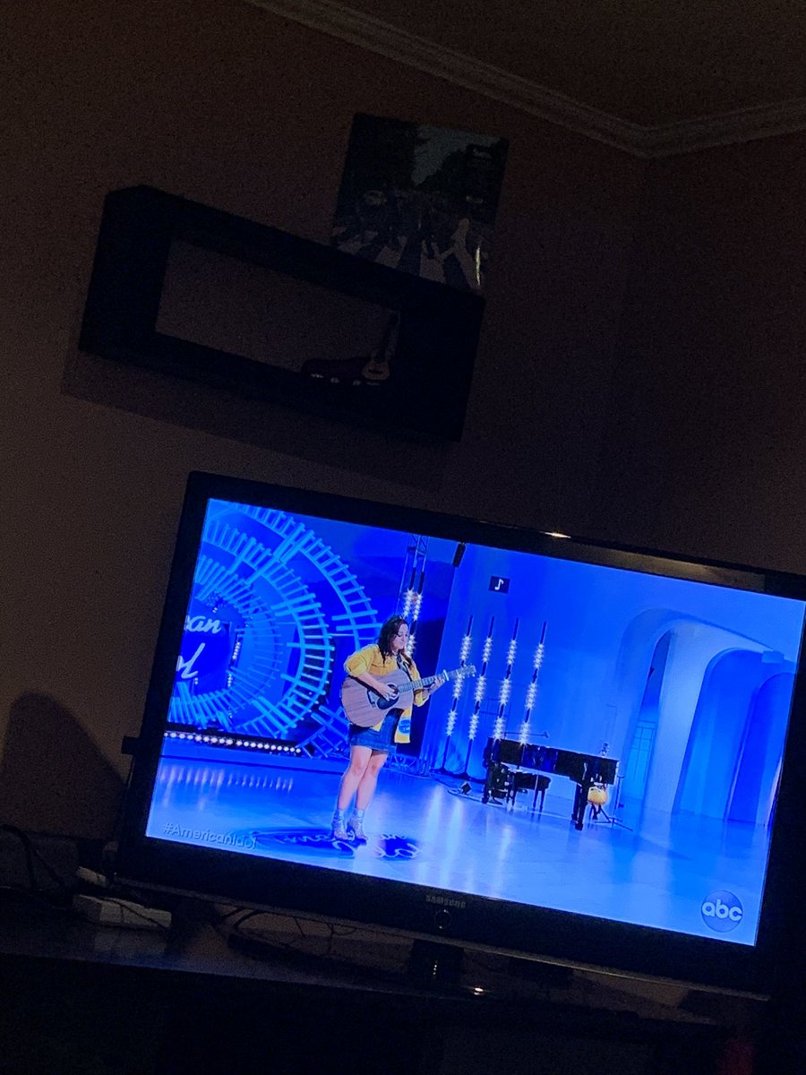 Ruth1Lapointe's tweet photo. This girl said she was at a Hollywood party with Katy Perry?! Why does she get to go to these parties? Where’s my invite? #AmericanIdol https://t.co/awu7F4rP2e