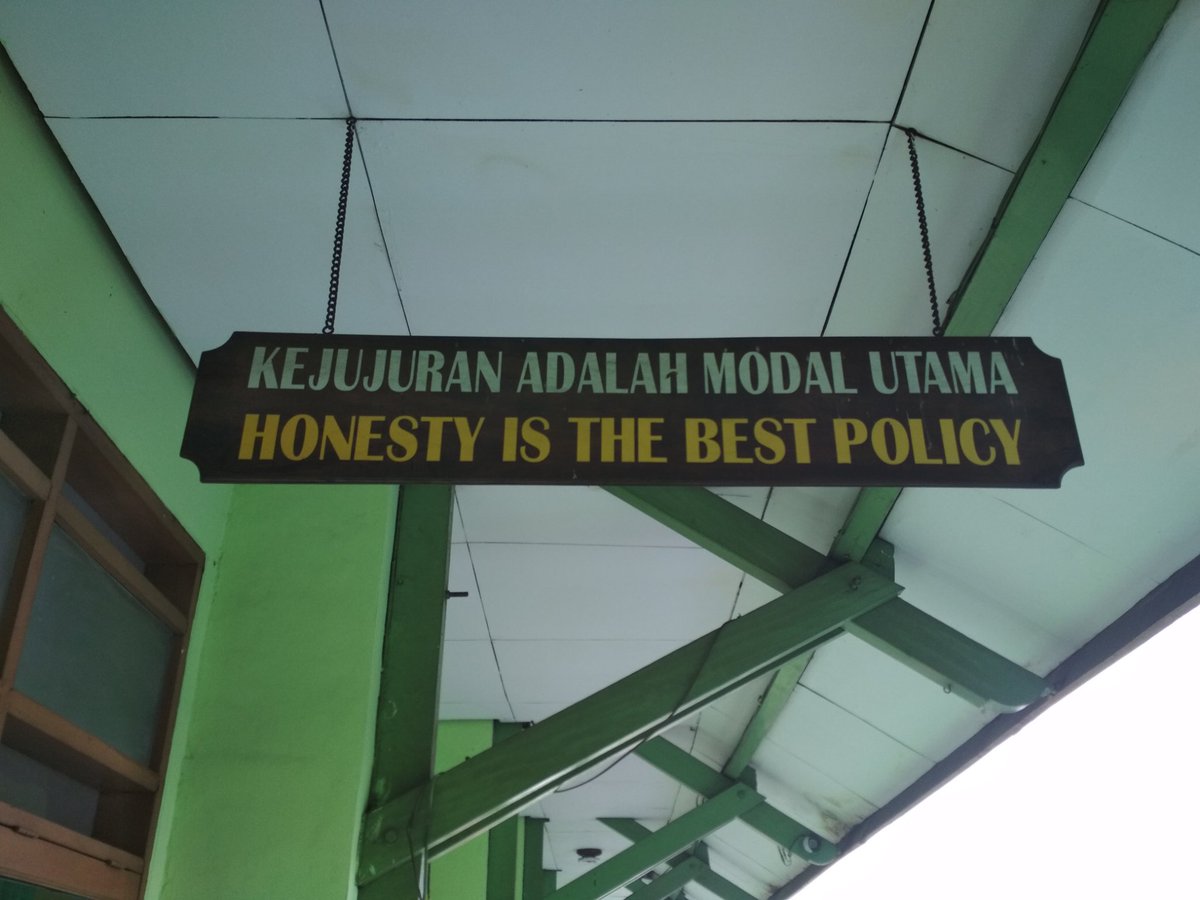 Semoga yang nulis bukan guru bahasa inggris_002
😂😂😂
#papan
#tulisan 
#sekolah
#sma
#keminggris