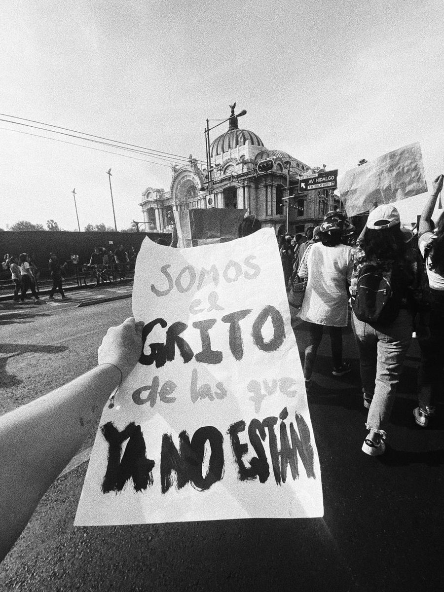 ELLEMexico's tweet photo. Hoy fue un día histórico, hoy marchamos en contra de la violencia que vivimos en México por el simple hecho de ser mujeres. Así se vivi�� la #Marcha8M en la CDMX, con mucha fuerza y valentía porque "somos el grito de las que ya no están" #8M #ELLEesEllas https://t.co/2EmzUP2ij6