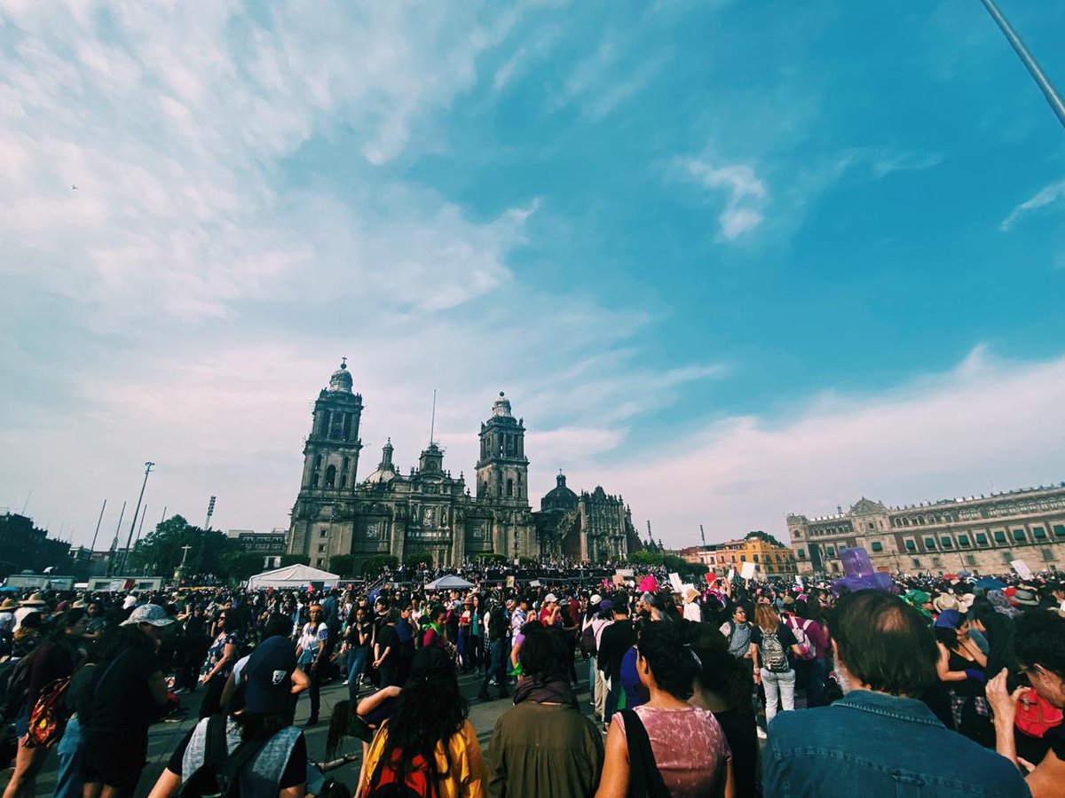 ELLEMexico's tweet photo. Hoy fue un día histórico, hoy marchamos en contra de la violencia que vivimos en México por el simple hecho de ser mujeres. Así se vivi�� la #Marcha8M en la CDMX, con mucha fuerza y valentía porque "somos el grito de las que ya no están" #8M #ELLEesEllas https://t.co/2EmzUP2ij6