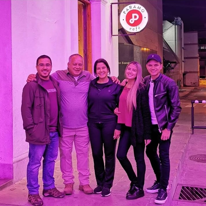 Marlenycdc_'s tweet image. #Repost @danicabello11
• • • • • 
Noche caraqueña en familia 😍 disfrutando un delicioso café en el centro de la ciudad más bonita del mundo ❤ #FelizFinDeSemana #BonitoDomingo @paramocafeoficial feliz día de la mujer a todas las guerreras venezolanas y del mundo 💪🏼✊🏼