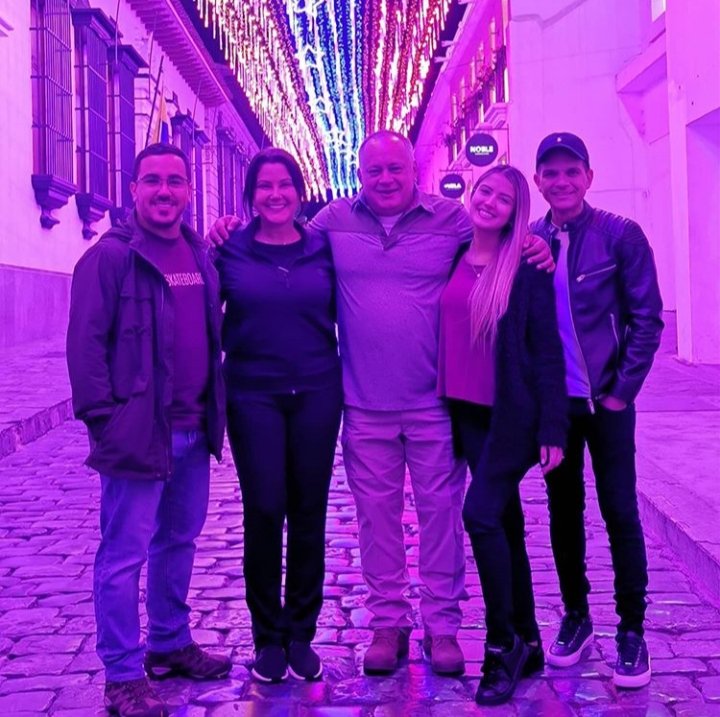 Marlenycdc_'s tweet image. #Repost @danicabello11
• • • • • 
Noche caraqueña en familia 😍 disfrutando un delicioso café en el centro de la ciudad más bonita del mundo ❤ #FelizFinDeSemana #BonitoDomingo @paramocafeoficial feliz día de la mujer a todas las guerreras venezolanas y del mundo 💪🏼✊🏼