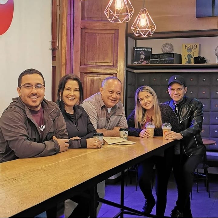 Marlenycdc_'s tweet image. #Repost @danicabello11
• • • • • 
Noche caraqueña en familia 😍 disfrutando un delicioso café en el centro de la ciudad más bonita del mundo ❤ #FelizFinDeSemana #BonitoDomingo @paramocafeoficial feliz día de la mujer a todas las guerreras venezolanas y del mundo 💪🏼✊🏼