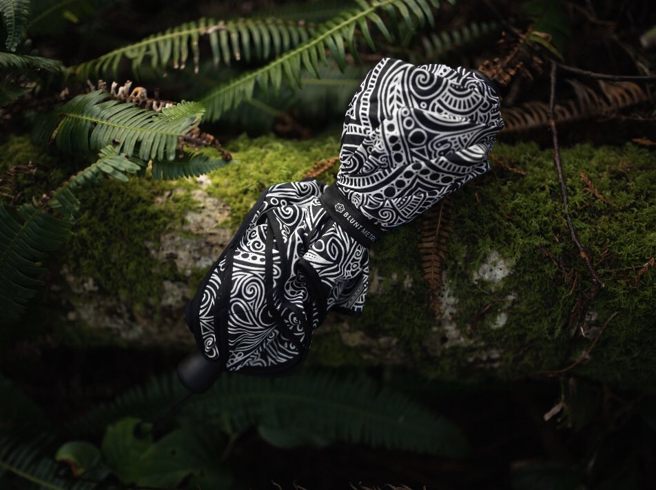 We are proud to announce our limited edition  Lizzie Snow - fortyonehundred umbrella for #IWD2020. Inspired by fractals in nature 🌿☔️ #weather #nature #rain #bluntcollab   bluntumbrellas.com/products/lizzi…