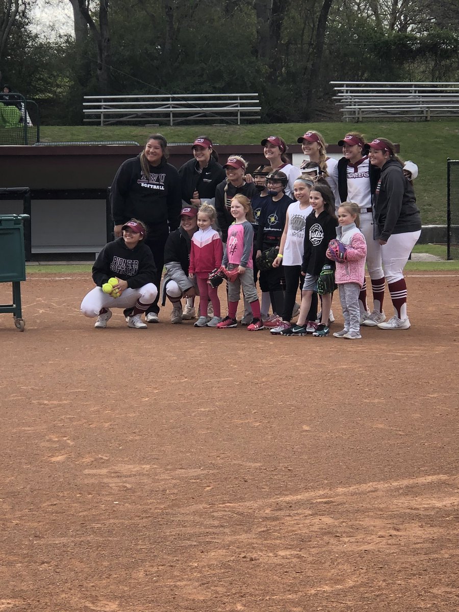 TWUSoftball's tweet photo. Pioneer Pride is showing up selflessly and with overwhelming joy during today’s youth clinic, even after a tough day! This team changed the lives of 33 youth today and it showed! https://t.co/J2xRRyQBO0