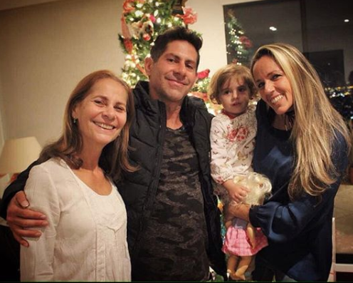 <a href="/juanborrelli/">Juan Borrelli</a> El hijo de Mary y Trino Mora es el Productor y Director Fotográfico Marco Trino Mora Soliani <a href="/marcomoraDP/">Marco Mora</a> múlti premiado por su trabajo en Videoclips, corporativos, cortometrajes y comerciales que pueden ver en marcomora.com/home/