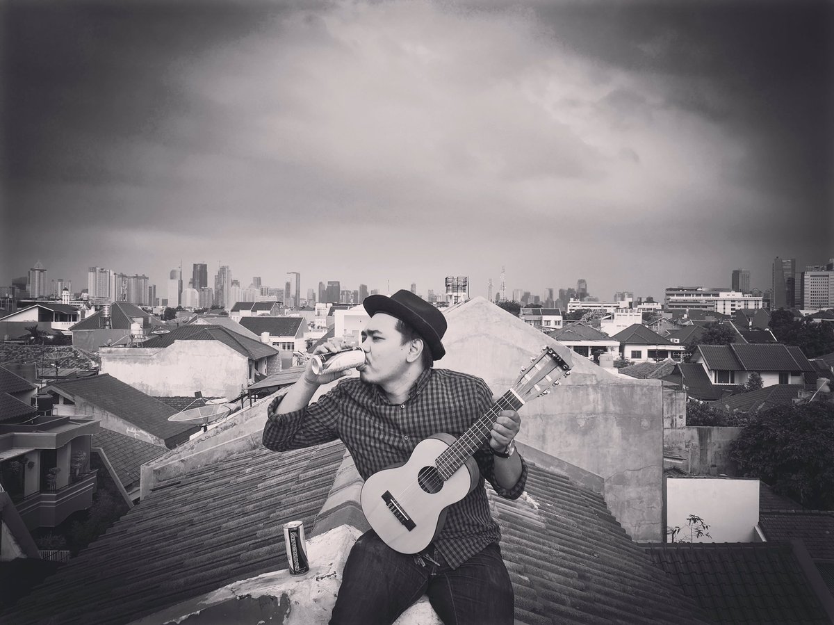 ndytata's tweet photo. Rindu senar kepada jari,mencipta ritme sendu di musim hujan,aku menikmati lagu, nada sepi
Hasseeeek 😂
Selamat Hari Musik Nasional
 #yamahaguitar #musicday #harimusiknasional https://t.co/bz4s9k4zHW