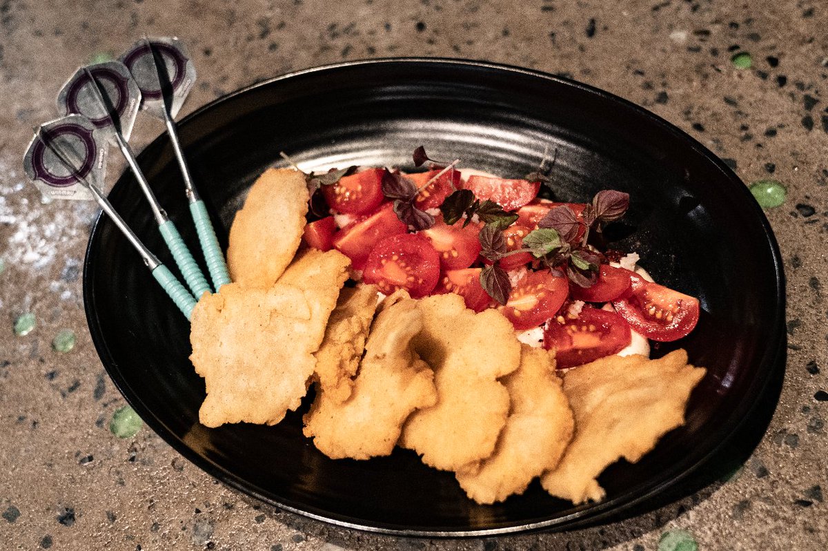 OcheAus's tweet photo. How does this sound? Vine ripened tomatoes, smoked almond miso cream, barberry, shiso, and tostadas 🤤 

Drooling? Don't worry, we'll save you a plate and a game 🎯

#brisbaneanyday #whatsoninbrisbane #brisbane #fortitudevalley #brisbaneeats https://t.co/fJ5UnZWHhY