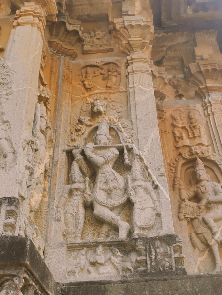 The Krishna Avatar of Lord Vishnu. The Temple Sculptor decides to leave a hint for us in the bottom panel, with the cows looking up at Krishna lovingly. As if the Flute wasn't easy enough to identify him  #Sringeri