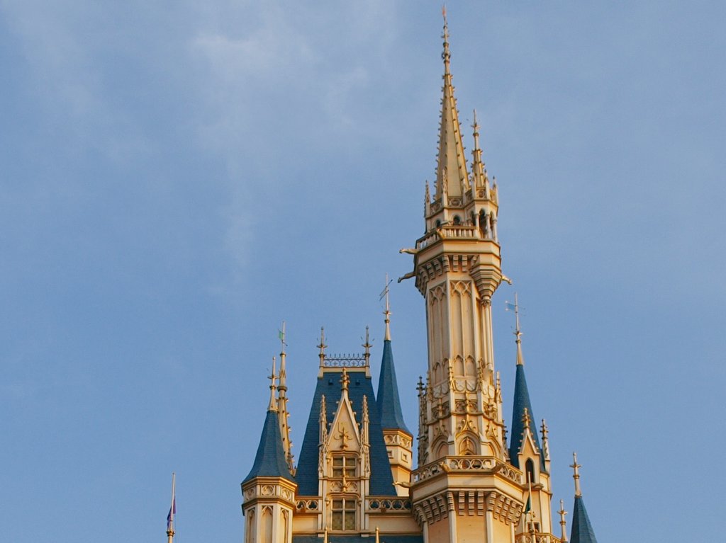 Kkchannel Ay H 手元に良い写真が無いのですが 以前はこんな感じです 青い屋根 の部分に模様が入っていないのが東京ディズニーランド版 青に白のギザギザ模様が入っているのがディズニーワールド版のシンデレラ城でした T Co Britwlqsdg