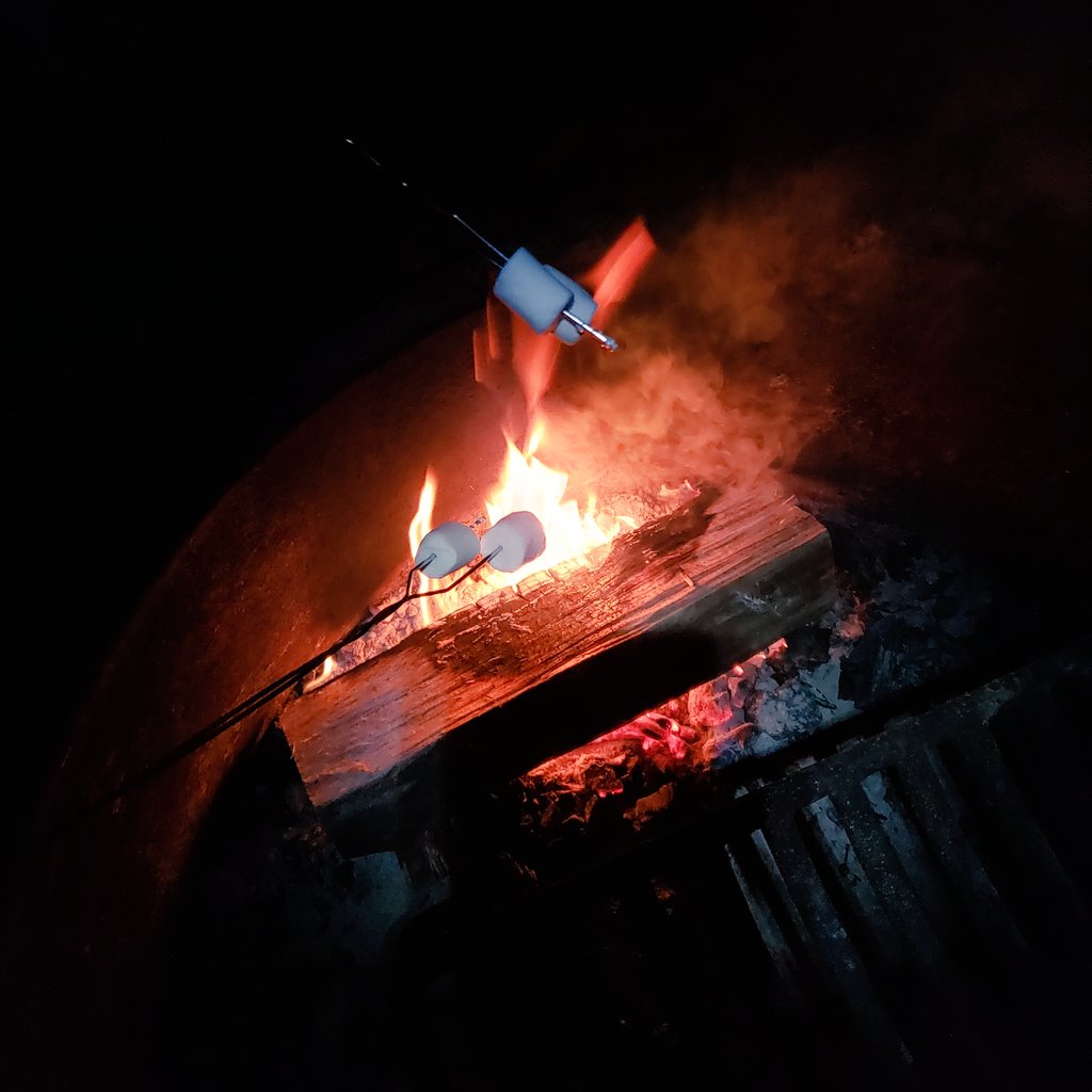 tinyocean_rving's tweet photo. #RVTrip3 After 2.5h in traffic we arrived at the @PinnaclesNPS #campground later than hoped but earlier than expected. 🤣 We got the last spot but only for one night. Have to line up at 7 am to get another night. Fun! 😋 We closed the day with delicious #smores! #RVingUS https://t.co/P0D90L3DaS