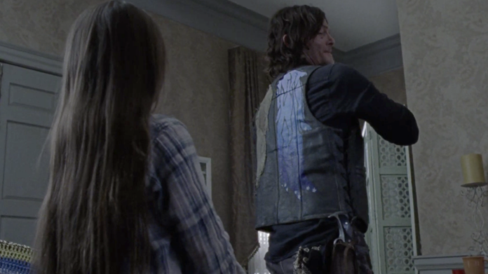 NewsOfTheDead's tweet image. #TWD stars Norman Reedus and Cailey Fleming worked together to create the new angel wing Judith Grimes gives Daryl in "Morning Star":

comicbook.com/thewalkingdead…