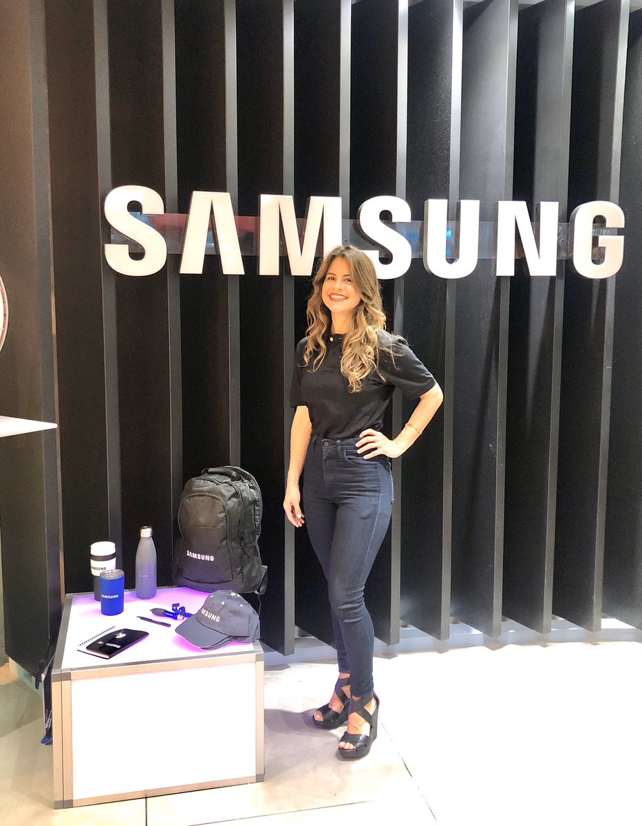 MIAFusionAgency's tweet photo. Greeting customers, creating a buzz and giving away cool merchandising at the Sawgrass and Dolphin @SamsungMobileUS stores all weekend long! Our Brand Ambassadors delivered ✅ 
#miamifusionagency #staffing https://t.co/hr07iWw4qB