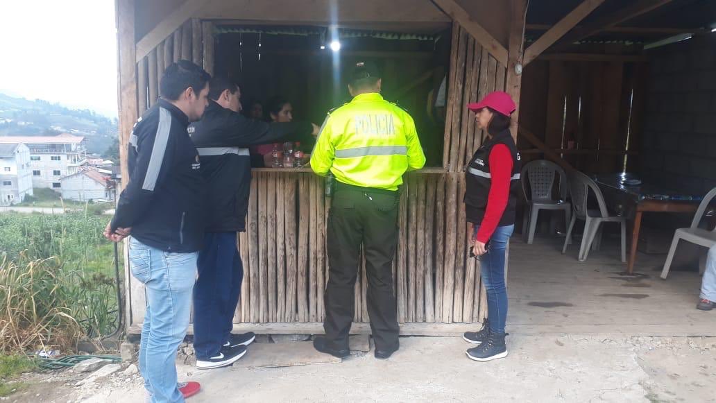 Se realizó un operativo de control de productos caducados, la no venta de licor artesanal y retiro de libadores en la parroquia La Merced perteneciente al cantón El Pan y en la comunidad de Jurupillos perteneciente al Cantón Sevilla de Oro.