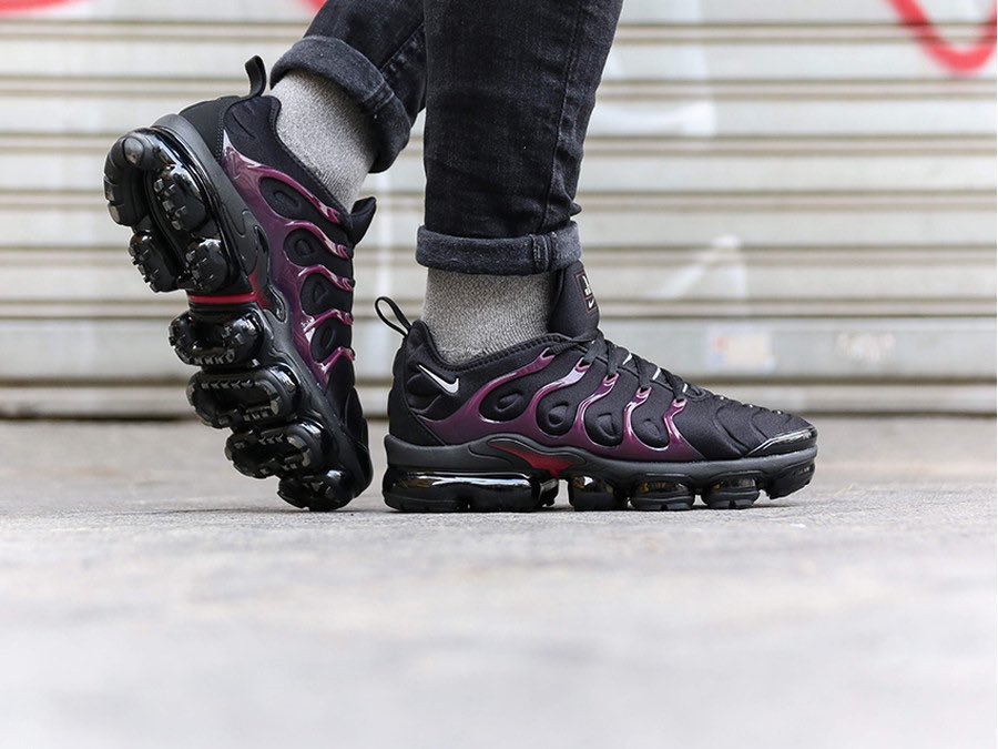 nike vapormax plus black noble red