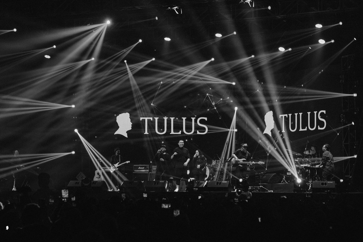 Penampilan TULUS di panggung <a href="/sheilaon7/">Sheila On 7</a> X <a href="/tulusm/">Tulus</a> pada Sabtu (7/3) lalu di SKA CO EX, Pekanbaru.
Terima kasih <a href="/temantulus/">Teman Tulus</a> di Pekanbaru yang telah hadir!
#DokumentasiTULUS oleh @claudianrh