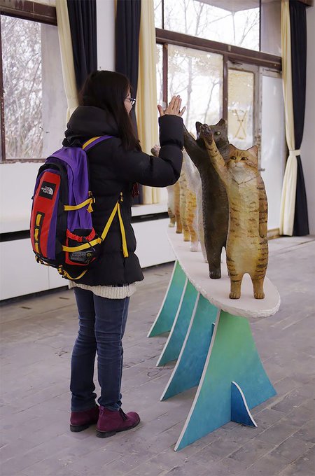 womensart1's tweet image. Japanese artist Sakura Hanafusa made an artwork to interact with, her hand carved, high fiving cat sculpture 'High Seven' 2016 modelled on her family cats #womensart