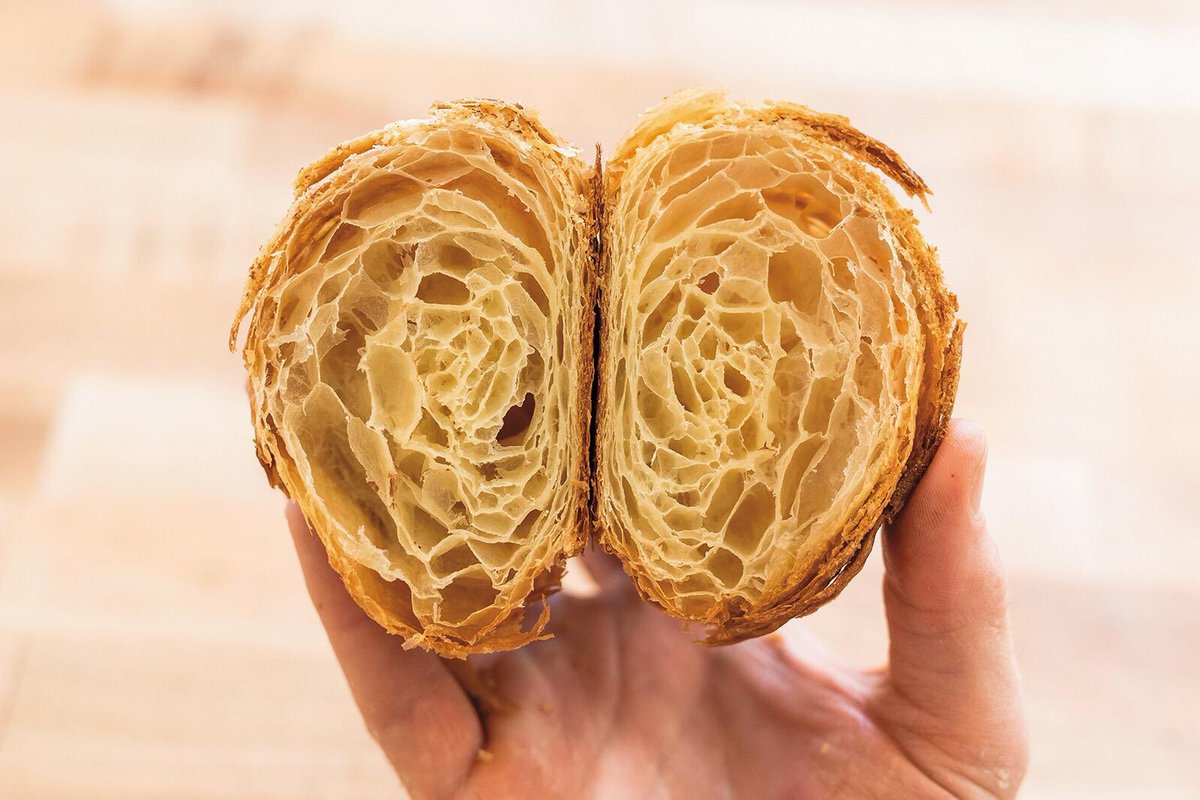 PastryRev's tweet photo. PãstryRevolution 3⃣1️⃣
🇺🇸 @Ibisbakery es @PastryRev
🥐 CRUASÁN SIMPLE 🥐
Descubre el proceso genérico de hojaldrado y la elaboración del cruasán de Chris Matsch, especialista en masas de Kansas City (Misuri, Estados Unidos).
📚Ejemplares de #PR31: https://t.co/j2IeRr2Umy https://t.co/YS2TgnVqUT