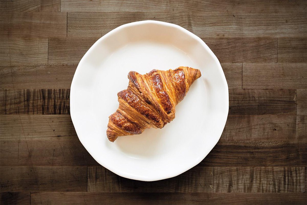 PastryRev's tweet photo. PãstryRevolution 3⃣1️⃣
🇺🇸 @Ibisbakery es @PastryRev
🥐 CRUASÁN SIMPLE 🥐
Descubre el proceso genérico de hojaldrado y la elaboración del cruasán de Chris Matsch, especialista en masas de Kansas City (Misuri, Estados Unidos).
📚Ejemplares de #PR31: https://t.co/j2IeRr2Umy https://t.co/YS2TgnVqUT
