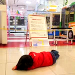 ゲーセン行ったら閉まってた～。ショックで寝転んでしまったお子さんが可愛すぎる!
