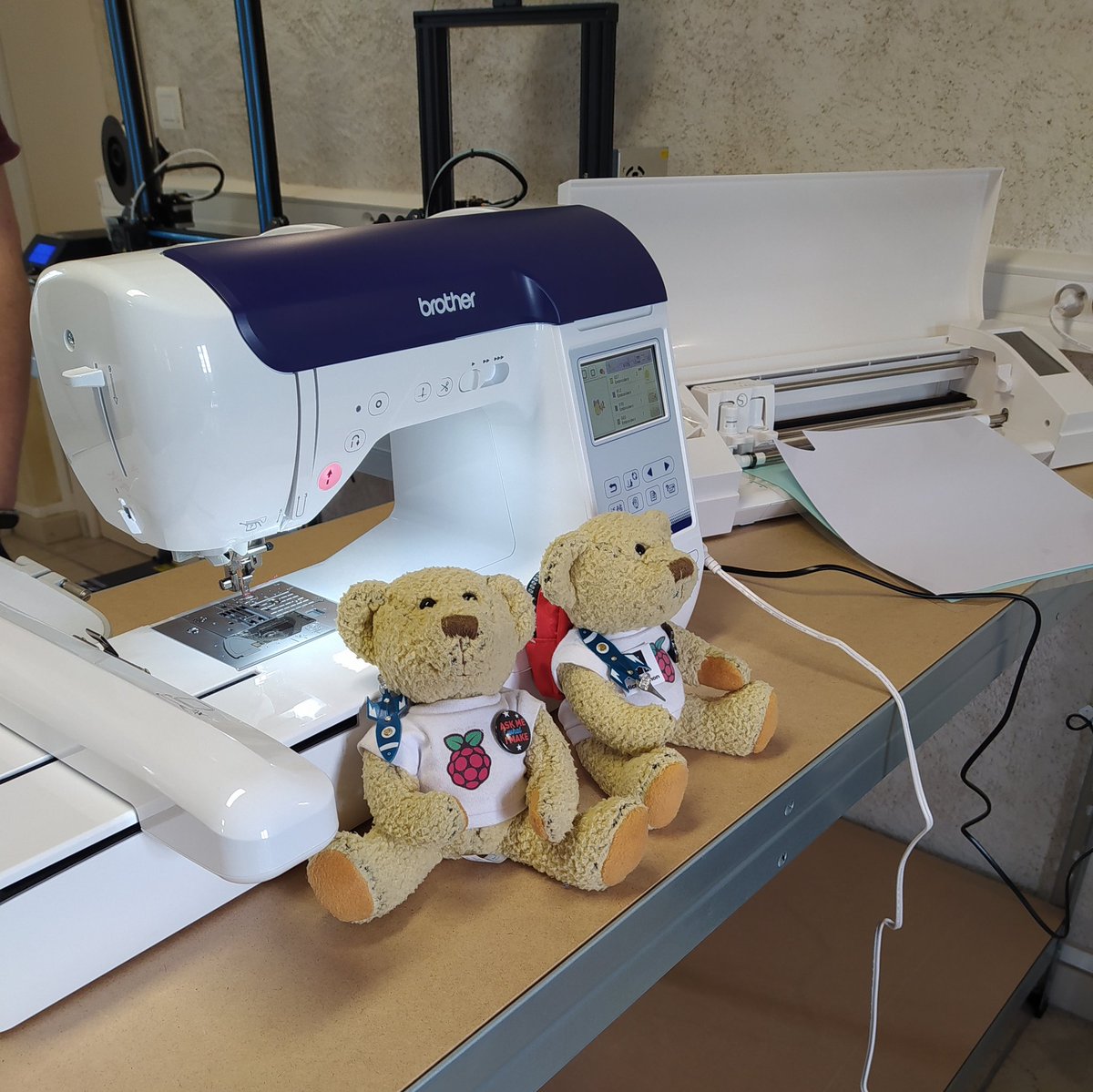 slmediation's tweet photo. Samedi les #babbage de @framboise314 et @slmediation sont allés à la découverte du #FablabduMarault @NNivernais à Magny-Cours. Nouveau lieu riche en machines et en projets, avec la construction d'une serre pour de 
#aquaponie. https://t.co/Uhd87LB4L0