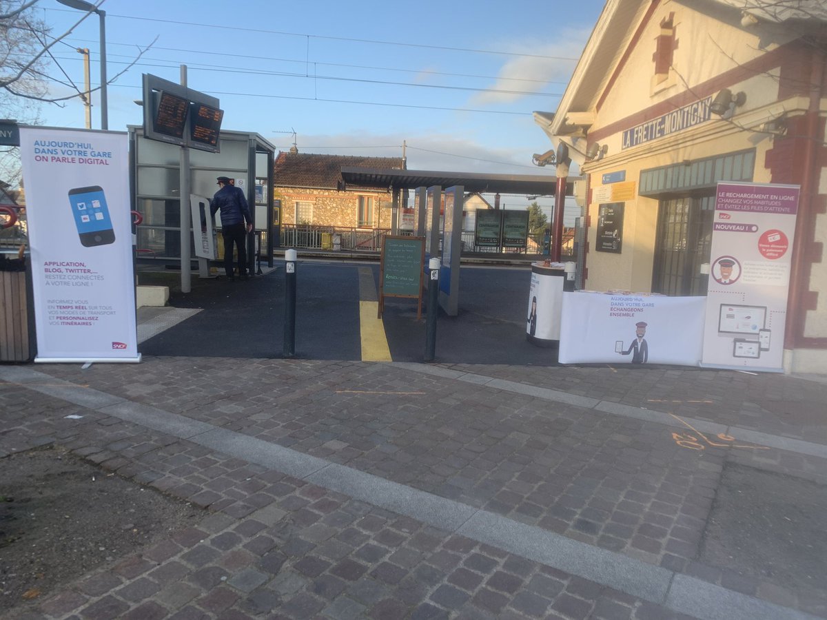 Matt_Moii's tweet photo. @LIGNEJ_SNCF Afin de permettre à nos clients de rester connectés à leur ligne J via l’appli Sncf, les réseaux sociaux, le Panel... nous organisons plusieurs stand d’information tout au long de la semaine sur le secteur de Conflans Ste Honorine. Ce matin rdv en gare de la Frette. https://t.co/HMUijDR0Np