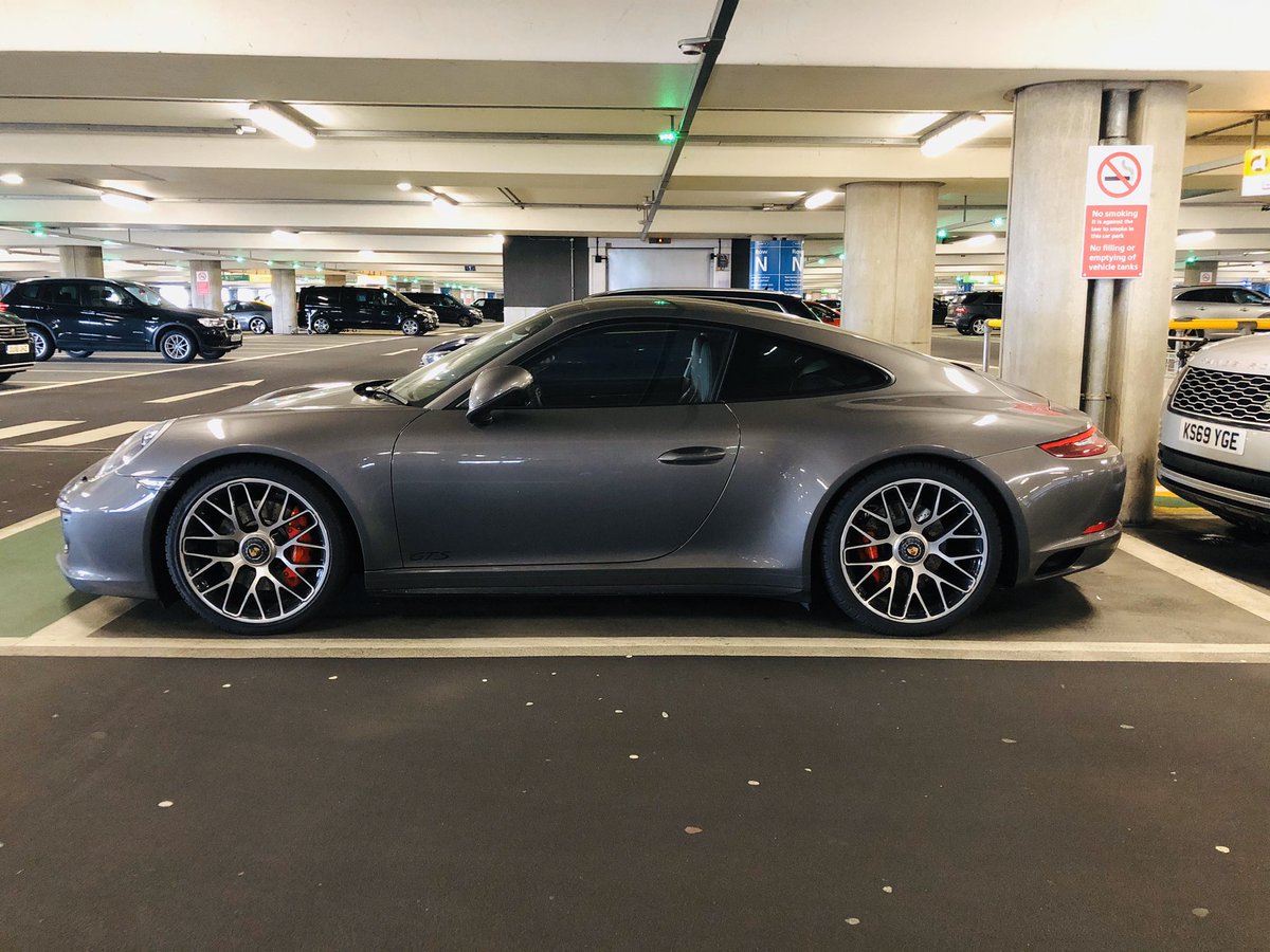 Porsche911UK's tweet image. A good choice by this #991GTS owner to polish his Turbo Centre lick wheels, brings out more style than in OEM black 👍🏻