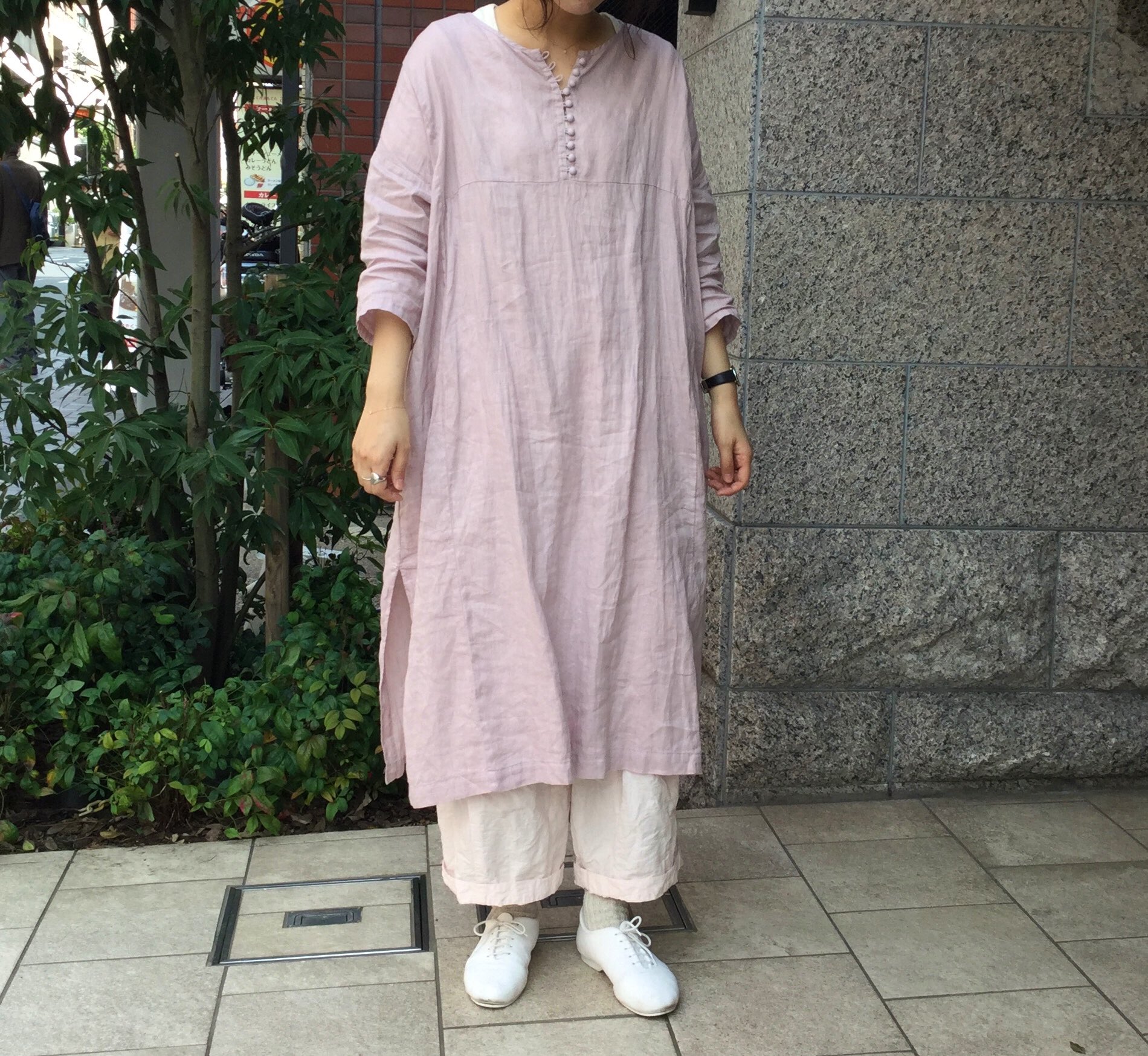 Nest Robe Kyoto New Arrivals Look Book掲載のワンピースが入荷しました サイドには深めのスリット入りで ワイドパンツとのコーディネートがおすすめです リネンワイドクルタワンピース Tax Color Pink Navy Nestrobe ネストローブ 京都 Nest Robe Kyoto New Arrivals Look Book掲載のワンピースが入荷しました サイドには深めのスリット入りで ワイドパンツとのコーディネートがおすすめです リネンワイドクルタワンピース Tax Color Pink Navy Nestrobe ネストローブ 京都
