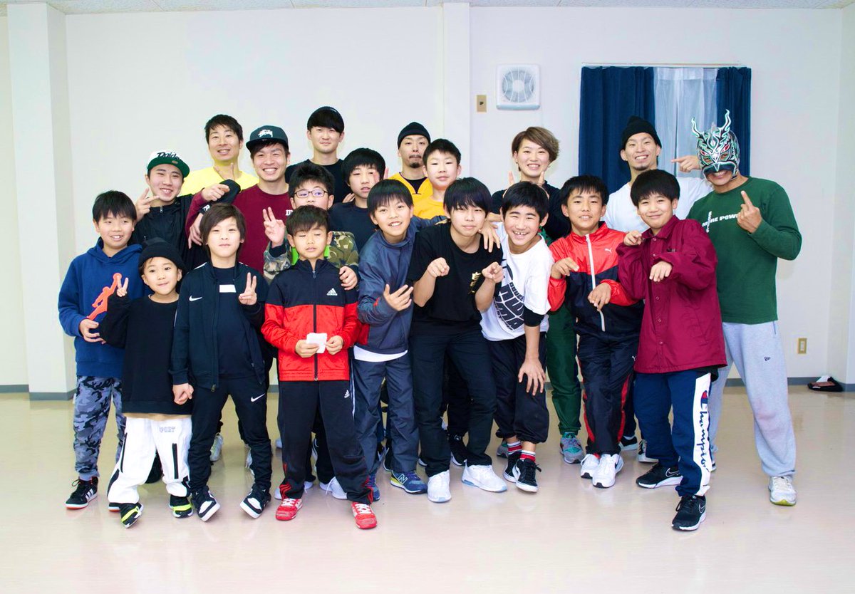 Dragon_Kid_0202's tweet photo. 昨日は姫路で行われたWSに参加させて頂きました。
子供達の吸収の早さと、学ぶ事への純粋な姿勢は本当に素晴らしいです。
僕自身も、基礎の重要性や技術を身に付ける為の考え方など、見直す事が出来ました。
YouYa先生、生徒の皆さん、ありがとうございました。
#おさるアリーナ
#須磨ダンススタジオ https://t.co/B8x2bdtcuj