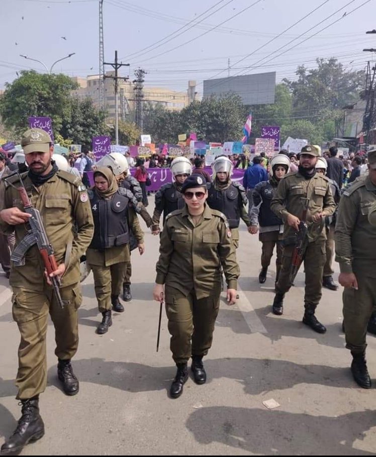Ikramullahafri7's tweet photo. کسی عورت مارچ کے بغیر ہی ہماری عورتیں مردوں کے شانہ بشانہ کام کرتے کرتے ماشاءاللہ (SP) کے عہدے تک پہنچ گئی ہیں
اسی طرح ھوتی ہیں پاکستان کی بیٹی یے ہے عائشہ بٹ
ہمیں فخر ہے پاکستان کی اس بیٹی پھر
More power to women.
#WomensDay
#IslamProtect
❤🌹❤🌹❤🌹
@ashwahab 🌹 https://t.co/mNNFLqKQ68