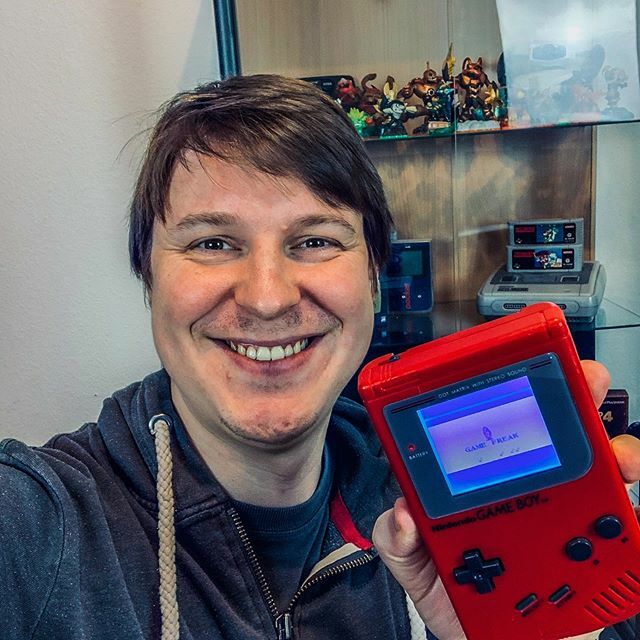 ShowYezz's tweet photo. Das Posen muss ich noch üben aber der #Gameboy macht eine gute Figur.
Leider hat der einen leichten Bildfehler. Dafür aber Hintergrundbeleuchtung :)#modden #gamer #zocken #pokemonred #gamingislife https://t.co/PH8yB9p4QD https://t.co/NexUJHcmRb