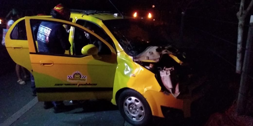 BomberosCaucas1's tweet photo. Se atiende accidente de tránsito Km 5 vía a Medellín con 3 personas lesionadas,las cuales fueron estabilizada,inmovizada y trasladado al centro asistencial para atención médica .Servir a la #comunidad es nuestra #prioridad #CBVC @DNBomberosCol @CITELDNBC https://t.co/krVM4aD0VU