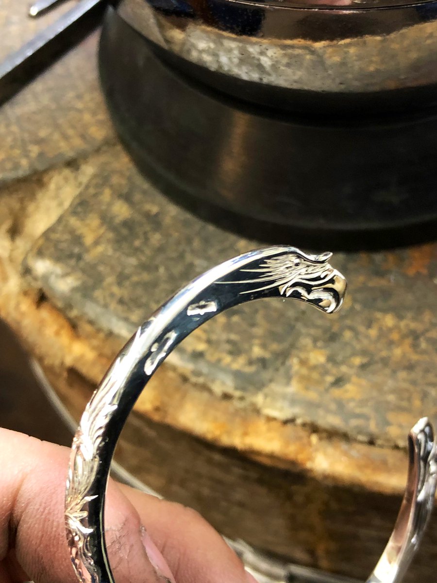 godsuns_jp's tweet photo. ⚡️Arabesque Eagle Face Bangle K18 Metal⚡️
唐草イーグルフェイスバングルK18メタル付き (太陽彫り&イーグルスタンプ入り)
#godsuns
#arabesque
#eagle
#eaglefacebangle
#bangle
#nativetokyostyle
#唐草
#イーグルフェイスバングル
#ネイティブジュエリー
#シルバーアクセサリー https://t.co/ClQT1fqS2G