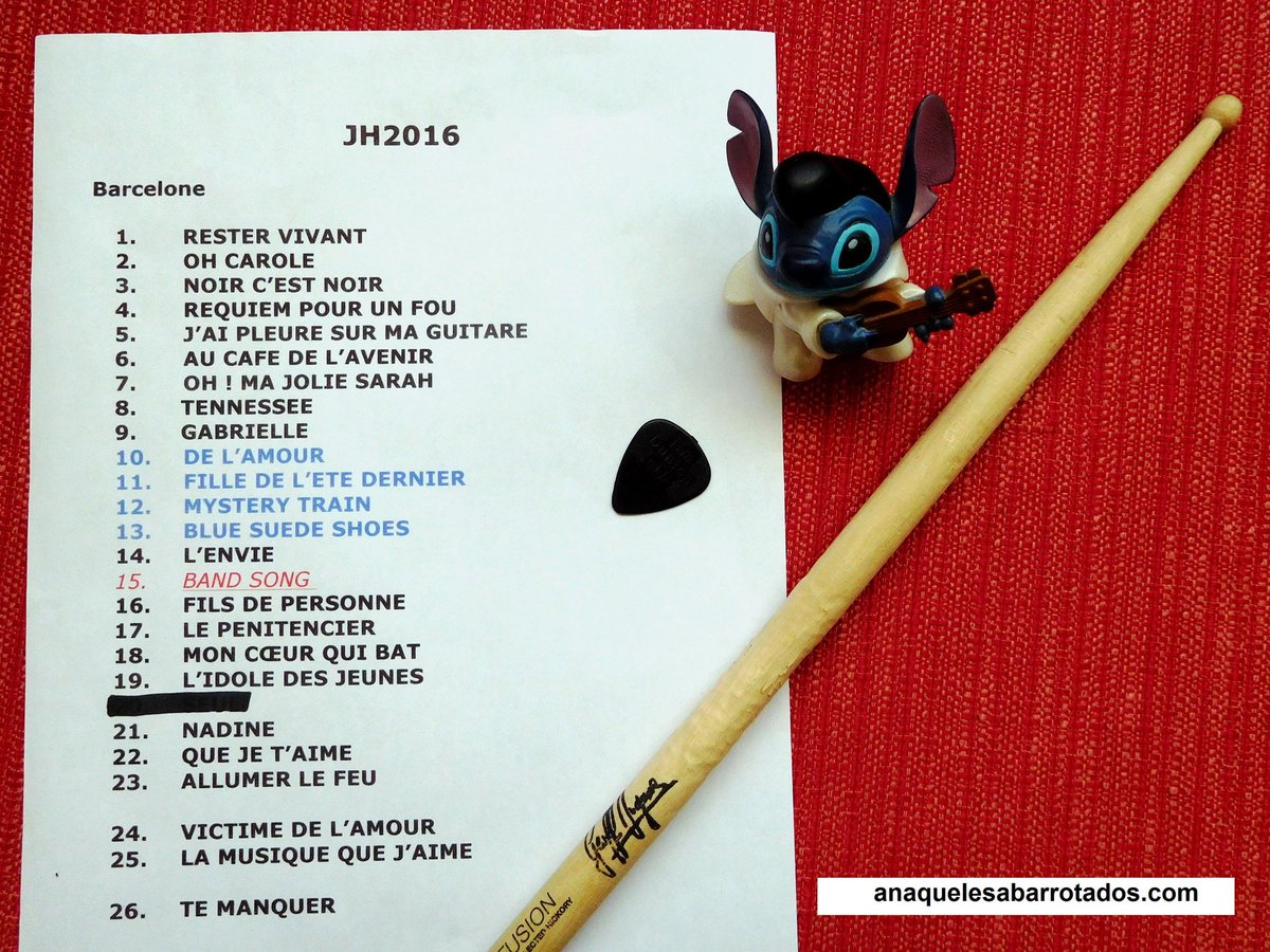 AnaquelesStitch's tweet photo. @juanpuchades @Liceu_cat @revista_efeeme @felipecabrerizo @_johnnyhallyday @jhallyday4ever @TinaJaraRnRS @LazyStardust1 @LOQUILLOoficial @ElHexagonoR3 @RadioFrenchkiss @rutaalrock 😊
Mi botín de aquella noche en el Liceu, mis últimos "souvenirs souvenirs" de #JohnnyHallyday:
- Una baqueta (firmada) de #GeoffDugmore.
- El setlist de #YarolPoupaud.
- La púa que usó #JH en "De l'amour" ...
...y su mano y la mía unidas un instante en #QuelqueChoseDeTennessee. https://t.co/LOwoZPUfZ4