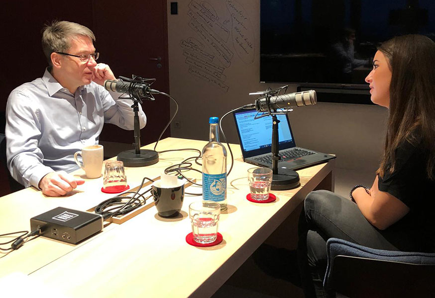 Wie er seine Rolle als CEO sieht, welchen Stellenwert lebenslanges Lernen für ihn hat – und was und was er von Billie Eilish hält, verrät Otto Group CEO Alexander Birken im #Podcast-Talk mit Studentenfutter, einem Format der <a href="/HSBA_/">sa</a> studentenfutter-podcast.de/podcast/episod…