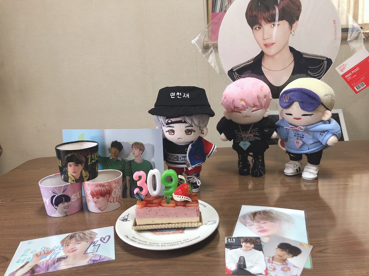 yum440's tweet photo. はっぴー ばーすでぃ ゆんぎ🎊🎊
ユンギを祝う
セブチの愉快な仲間たち🎉🎉🎉
#HappyBirthdayYoongi🎂
#HappyBirthdaySUGA #SUGADAY #2015ISAC #BTS #SUGA @BTS_twt #언제나_윤기의_힘이_될게 https://t.co/TOrq00U7ZP