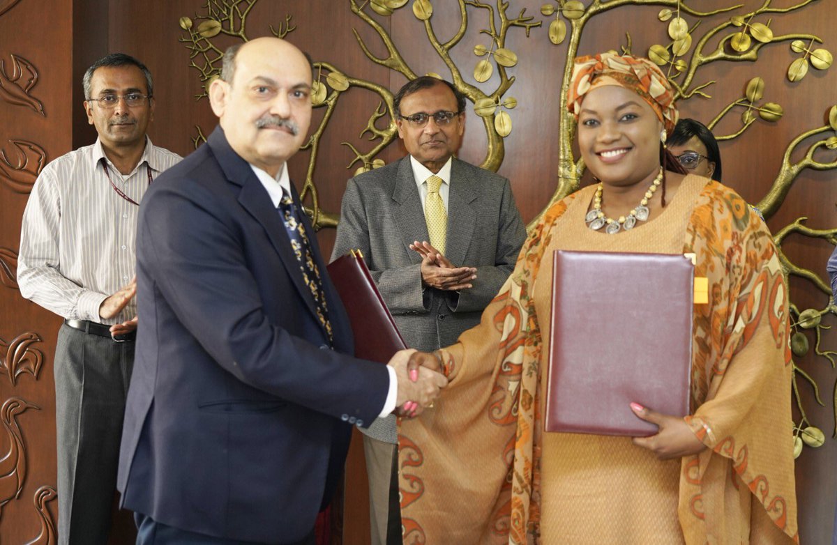 High Commissioner of Republic of The #Gambia to India & Director (Technical), TCIL signed MoU for 🇬🇲 participation in MEA’s eVBAB Network Project for tele-education & tele-medicine in #Africa this morning. It’s the 16th participating country thus far.

#StudyiLearn #IndiaAfrica