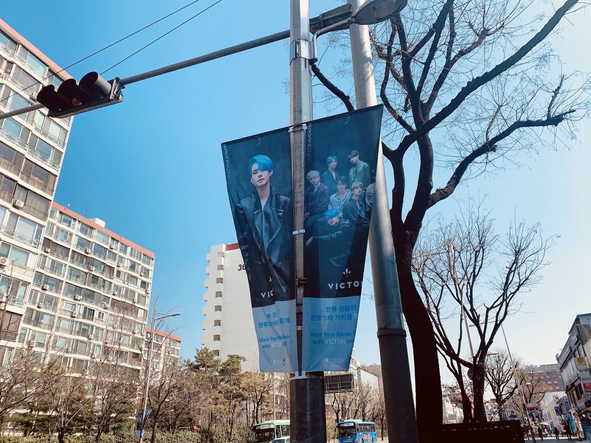 VICTON1109's tweet photo. [#빅톤] 앨리스 여러분🐇 
갤러리아 백화점부터 압구정역까지!  
빅토니들을 만나실 수 있습니��� 😍
💙😆💛 지금 #한류스타거리
(#KstarROAD) 속 잘생김이
끊임없이 이어진 VICTON 거리를
함께해요🙌 

#VICTON #Continuous
#Howling #하울링 #🐺 https://t.co/AQrtkk93k6