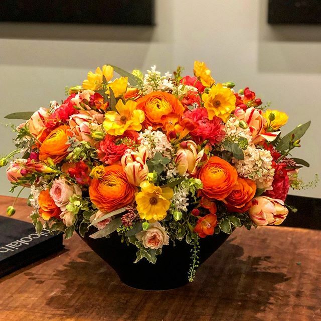 Powerful spring arrangement at our Los Angeles Flagship Store. #teamnicolaibergmann #nicolaibergmann #ニコライバーグマン #rananculus #tulips ift.tt/2PYmNNz