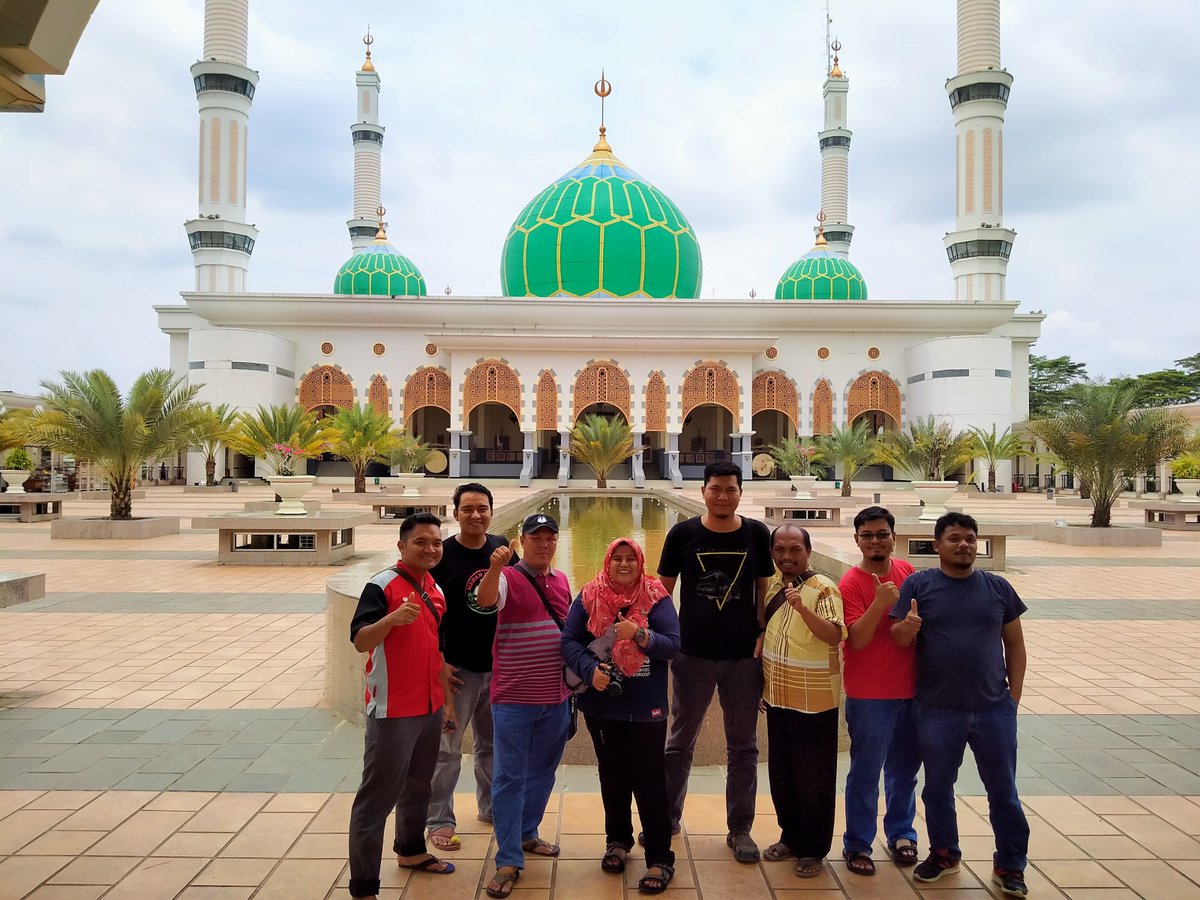 yueTheLubis's tweet photo. Mesjid Islamic Center, Pasir Pangaraian, Riau
#TouringTheSibuhuan #MedanBisser #BismaniaIndonesia #forbiscom #MesjidIslamicCenter https://t.co/PS7ZP7m0nQ