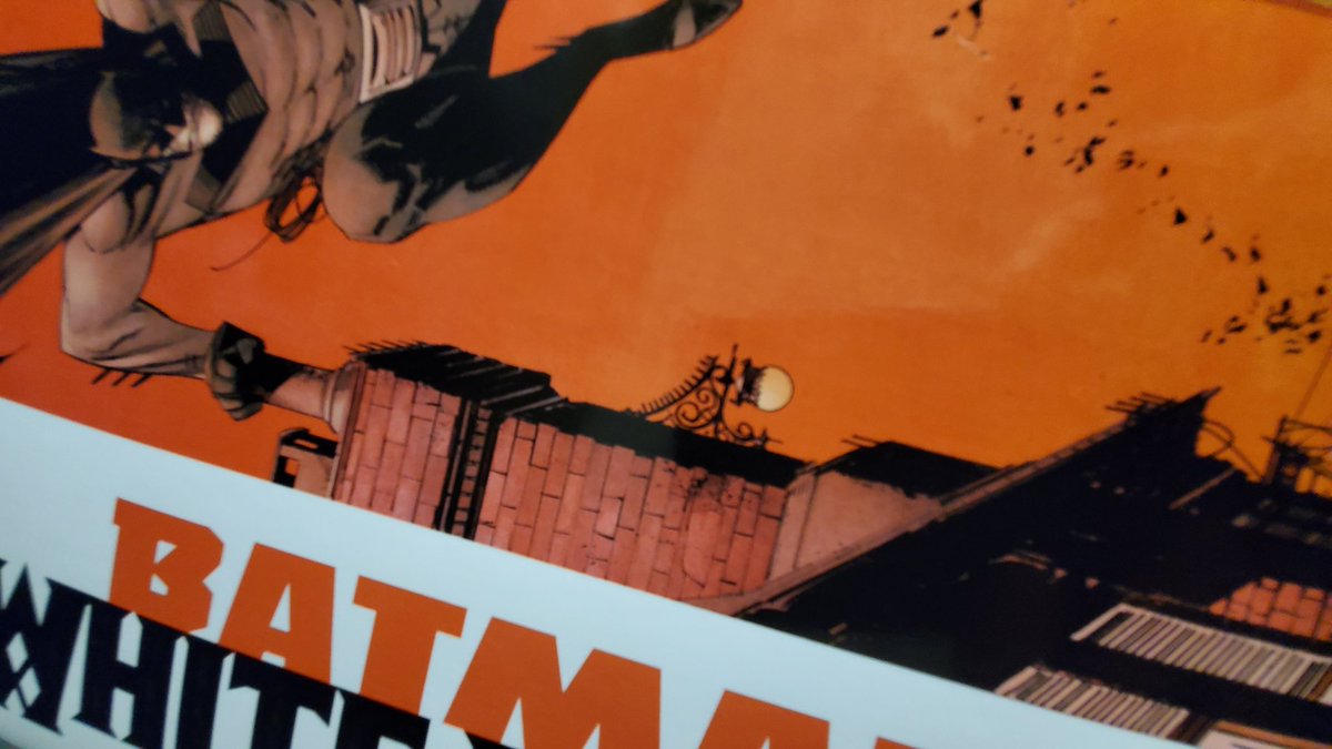 844442_'s tweet image. Super Book
Batman White Knight The Deluxe Edition Hard Cover.
Grab your copy @BNCoralRidge
#ReadingAtNight